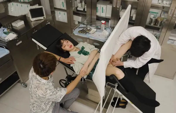 Người chồng dẫn vợ yêu đi khám phụ khoa gặp phải bác sĩ nam biến thái