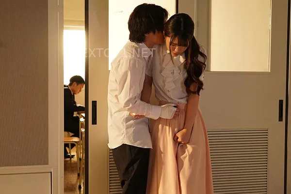 Học trò cá biệt tống tình cô giáo khi ông chồng cô ấy tương tác cậu ta