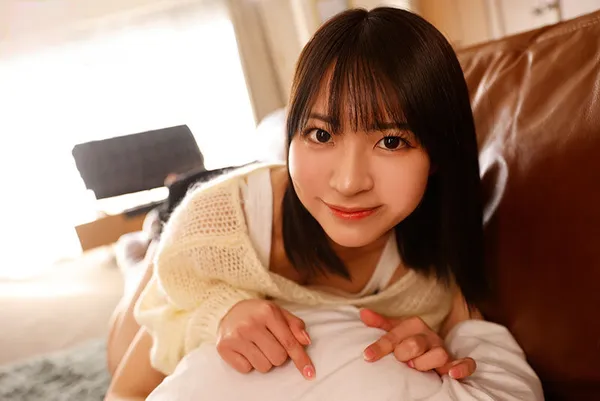 Chị gái lần đầu có người yêu lấy em trai ra thử trước