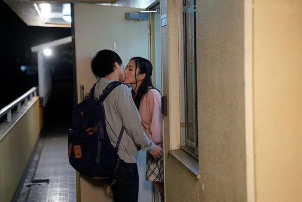 Mẹ yêu bạn học của con trai suốt 5 năm… sau cú sốc bị anh xã cắm sừng